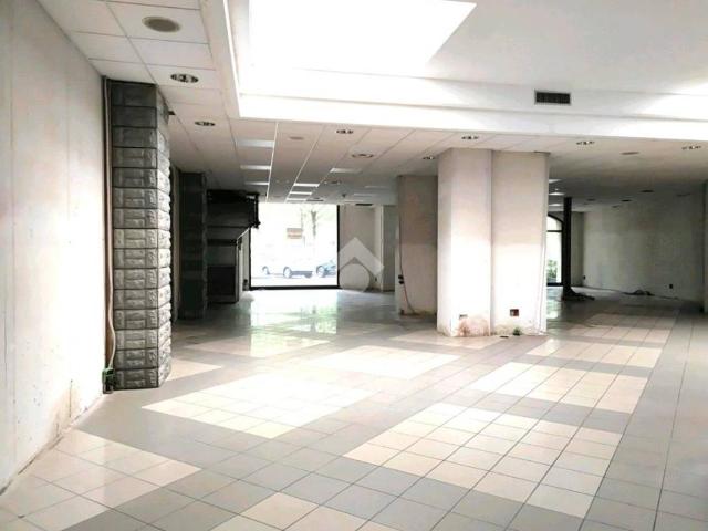 Locale Commerciale in affitto a Unione di Comuni della Romagna Forlivese, Quattro