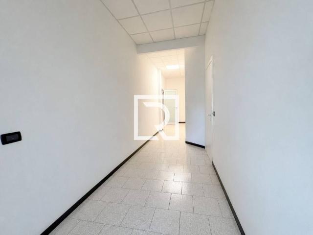 Locale Commerciale in affitto a Unione di Comuni della Romagna Forlivese, Quattro