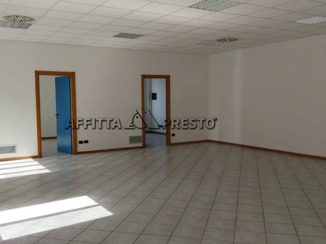 Locale Commerciale in affitto a Unione di Comuni della Romagna Forlivese, Quattro