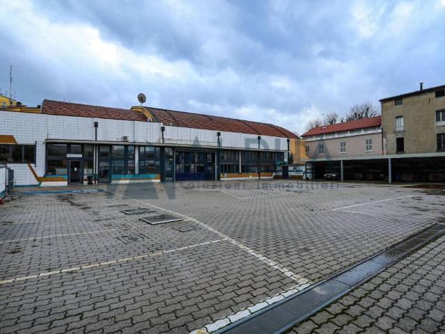 Locale Commerciale in affitto a Unione di Comuni della Romagna Forlivese, Quattro