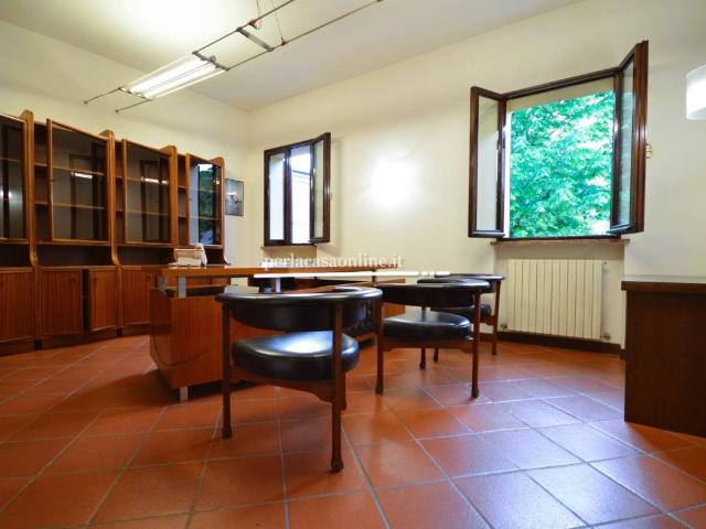 Locale Commerciale in affitto a Unione di Comuni della Romagna Forlivese, Quattro