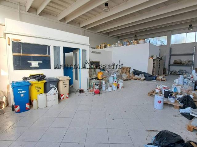 Locale Commerciale in affitto a Unione di Comuni della Romagna Forlivese, Quattro