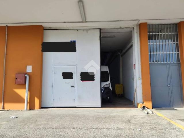 Locale Commerciale in affitto a Unione di Comuni della Romagna Forlivese, Quattro