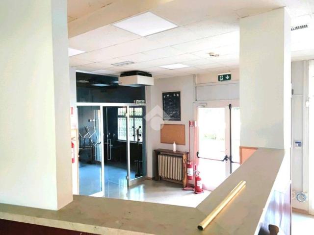 Locale Commerciale in affitto a Unione di Comuni della Romagna Forlivese, Quattro