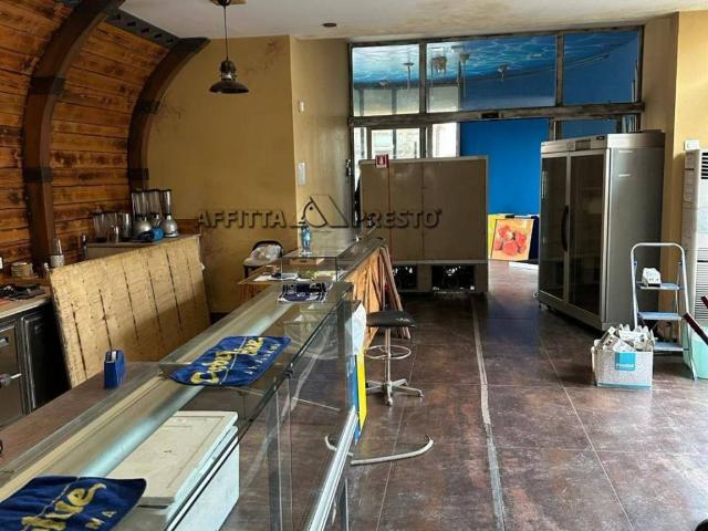 Locale Commerciale in affitto a Unione di Comuni della Romagna Forlivese, Quattro