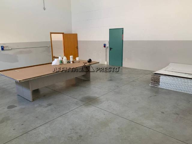 Locale Commerciale in affitto a Unione di Comuni della Romagna Forlivese, Quattro