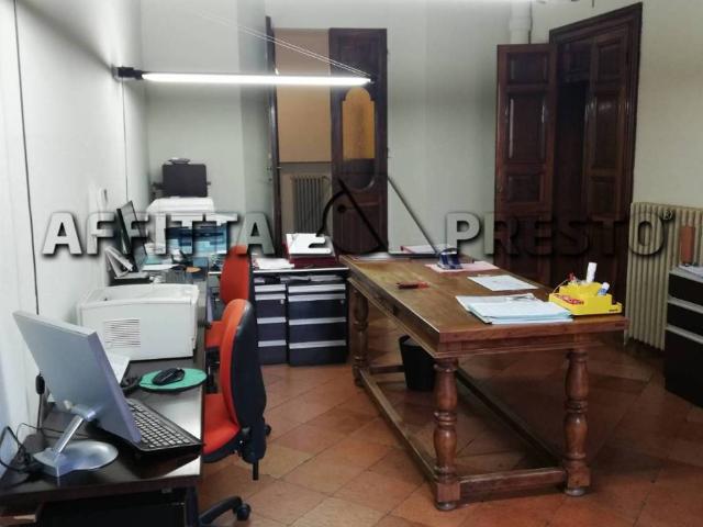 Locale Commerciale in affitto a Unione di Comuni della Romagna Forlivese, Quattro