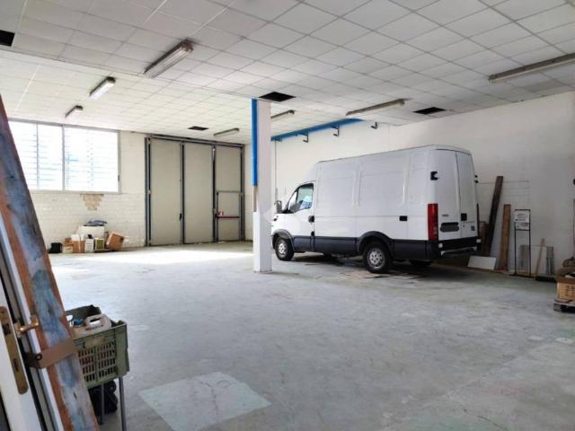 Locale Commerciale in affitto a Unione di Comuni della Romagna Forlivese, Quattro
