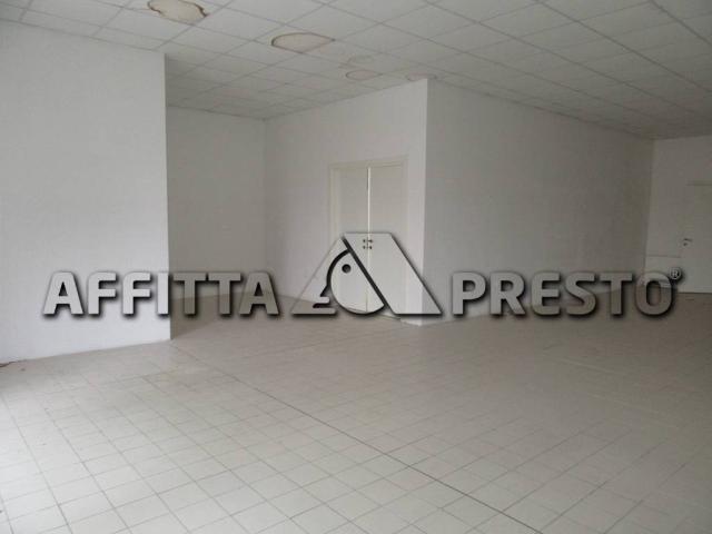 Locale Commerciale in affitto a Unione di Comuni della Romagna Forlivese, Quattro
