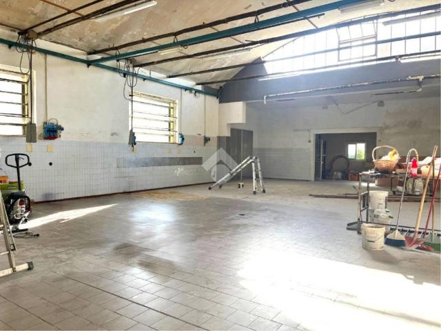 Locale Commerciale in affitto a Unione di Comuni della Romagna Forlivese, Quattro