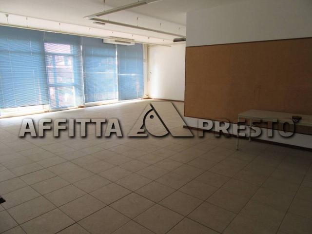 Locale Commerciale in affitto a Unione di Comuni della Romagna Forlivese, Quattro