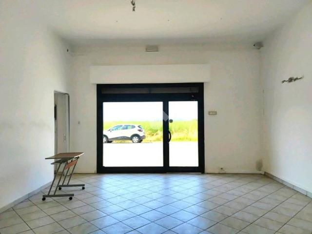 Locale Commerciale in affitto a Unione di Comuni della Romagna Forlivese, Quattro