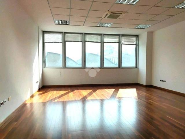 Locale Commerciale in affitto a Unione di Comuni della Romagna Forlivese, Quattro