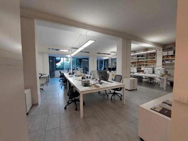 Locale Commerciale in affitto a Unione di Comuni della Romagna Forlivese, Quattro
