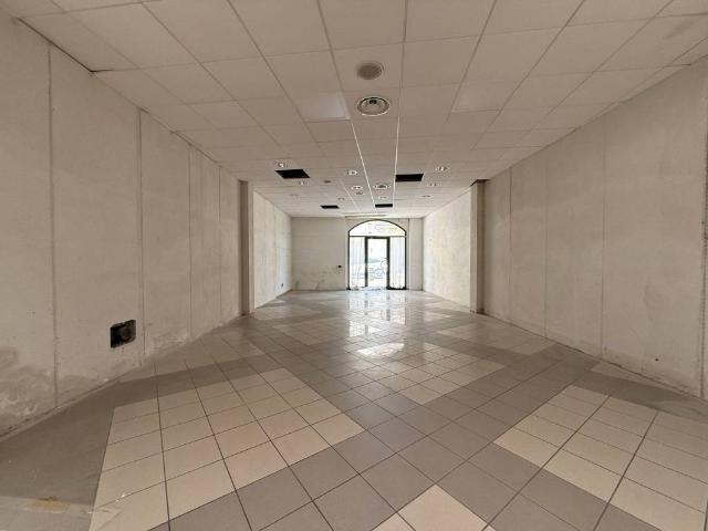 Locale Commerciale in affitto a Unione di Comuni della Romagna Forlivese, Quattro