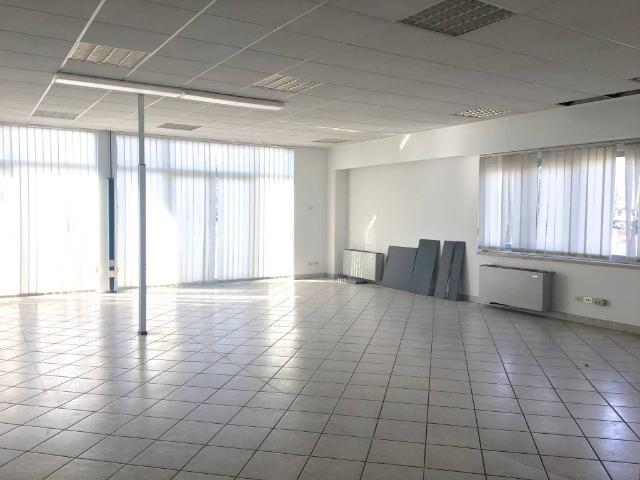 Locale Commerciale in affitto a Unione di Comuni della Romagna Forlivese, Quattro