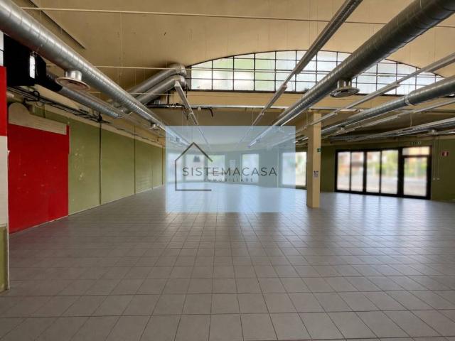 Locale Commerciale in vendita a Unione di Comuni della Romagna Forlivese, Quattro