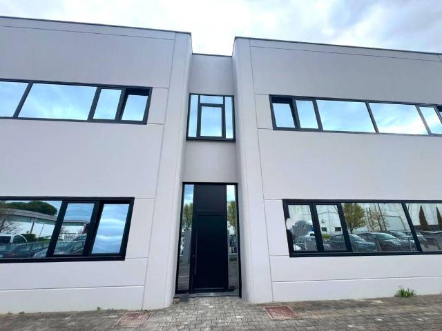 Locale Commerciale in affitto a Unione di Comuni della Romagna Forlivese, Quattro