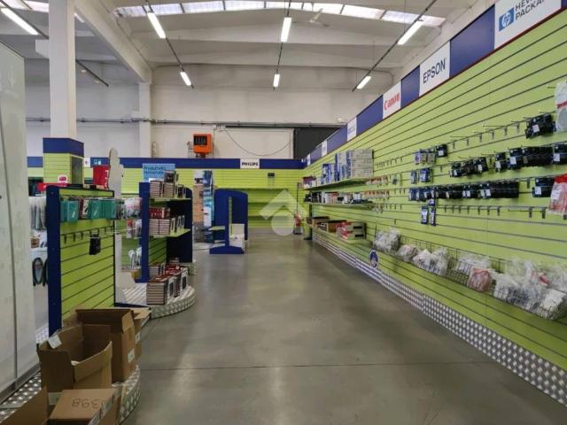 Locale Commerciale in affitto a Unione di Comuni della Romagna Forlivese, Quattro