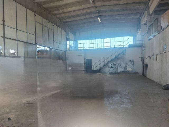 Locale Commerciale in affitto a Unione di Comuni della Romagna Forlivese, Quattro