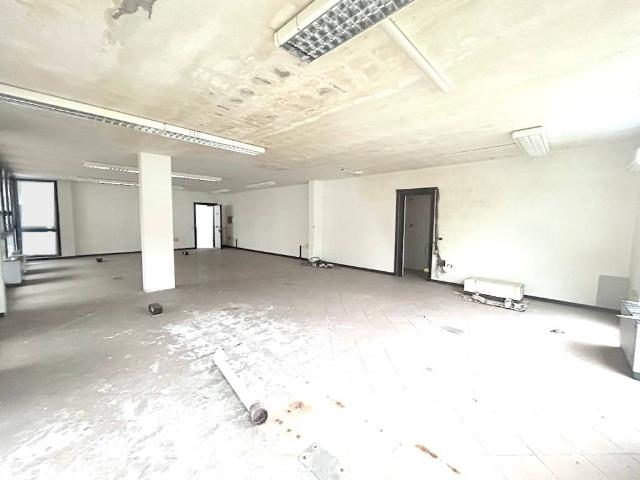 Locale Commerciale in affitto a Unione di Comuni della Romagna Forlivese, Quattro