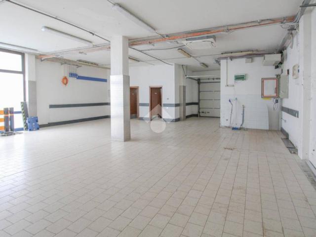 Locale Commerciale in affitto a Unione dei comuni del Distretto Ceramico, Formigine