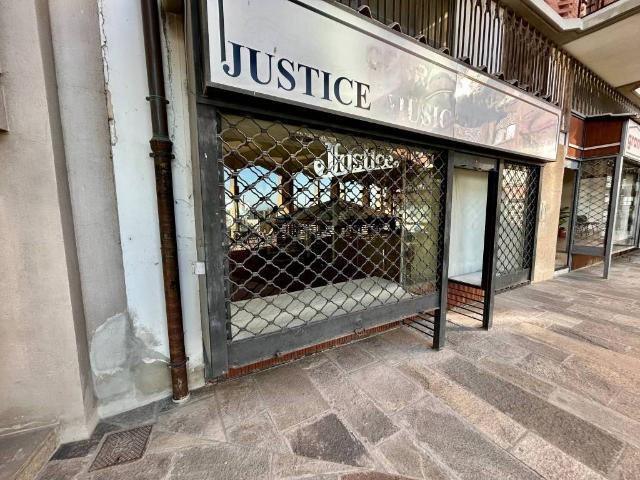 Locale Commerciale in affitto a Piemonte, Cuneo