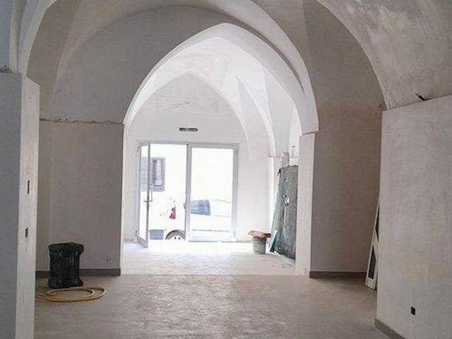 Locale Commerciale in affitto a Puglia, Taranto