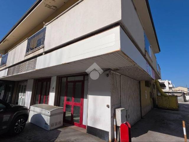 Locale Commerciale in affitto a Francavilla Al Mare, Abruzzo