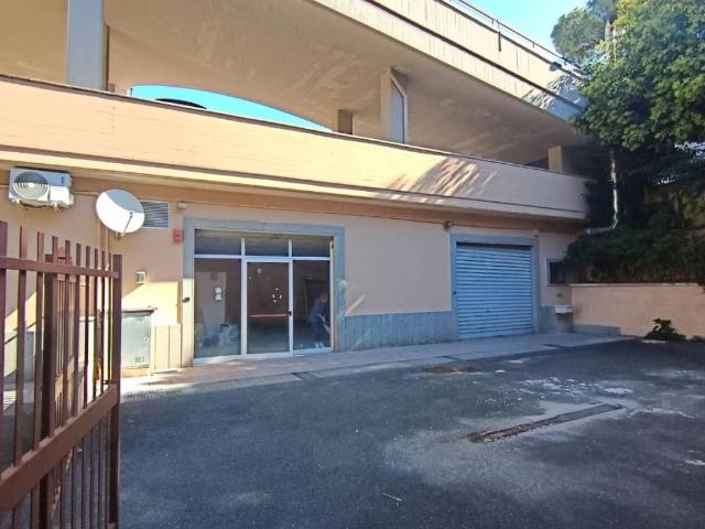 Locale Commerciale in affitto a Frascati, Roma Capitale