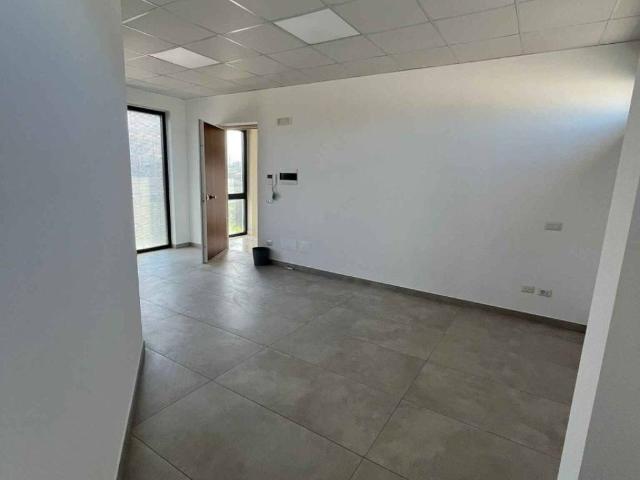 Locale Commerciale in affitto a Frattamaggiore, Campania
