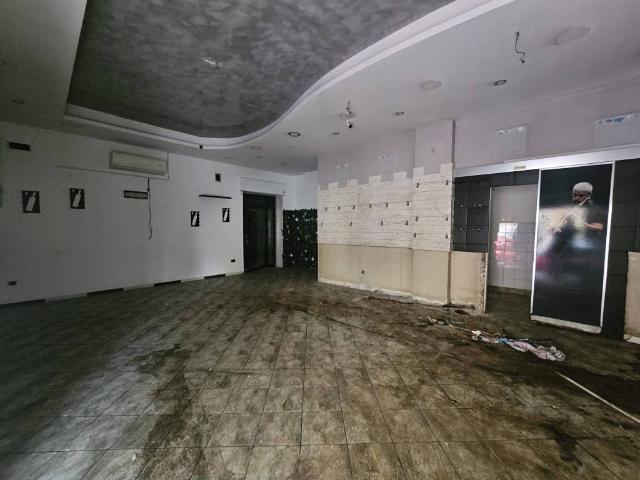 Locale Commerciale in affitto a Borgo Siepe, Frattamaggiore