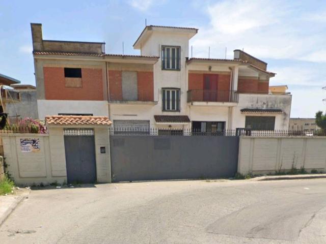 Locale Commerciale in affitto a Frattaminore, Campania