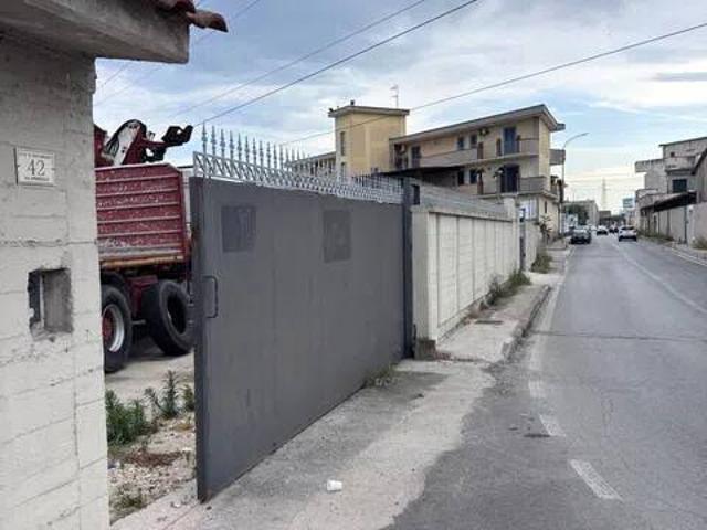 Locale Commerciale in affitto a Frattaminore, Campania