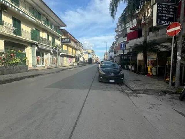 Locale Commerciale in affitto a Frattaminore, Campania