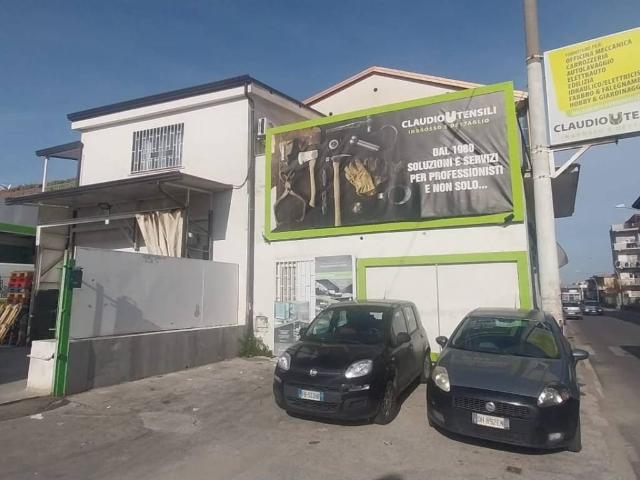 Locale Commerciale in affitto a Frignano, Campania