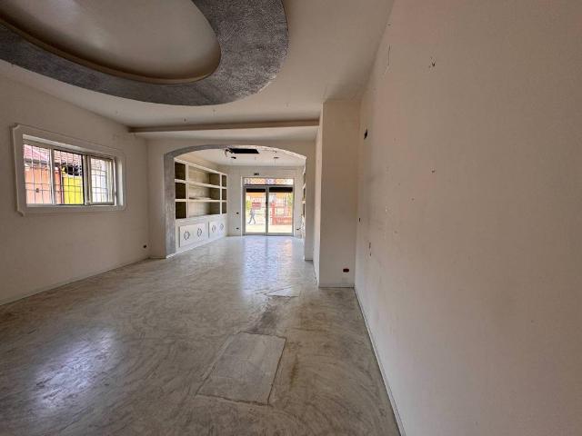 Locale Commerciale in affitto a Frosinone, Lazio