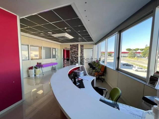 Locale Commerciale in affitto a Frosinone, Lazio