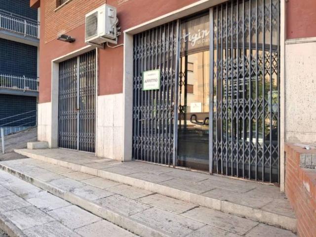 Locale Commerciale in affitto a Frosinone, Lazio