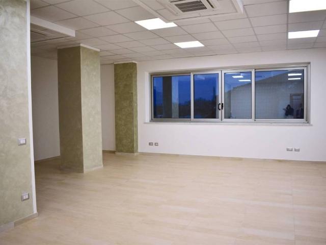 Locale Commerciale in affitto a Frosinone, Lazio