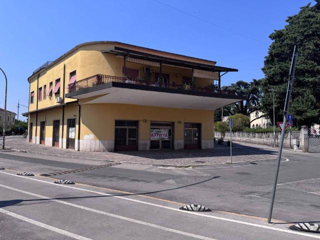 Locale Commerciale in affitto a Frosinone, Lazio