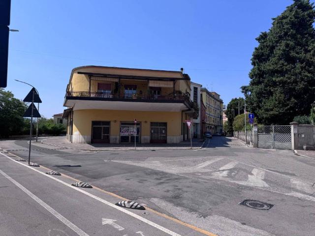 Locale Commerciale in affitto a Frosinone, Lazio
