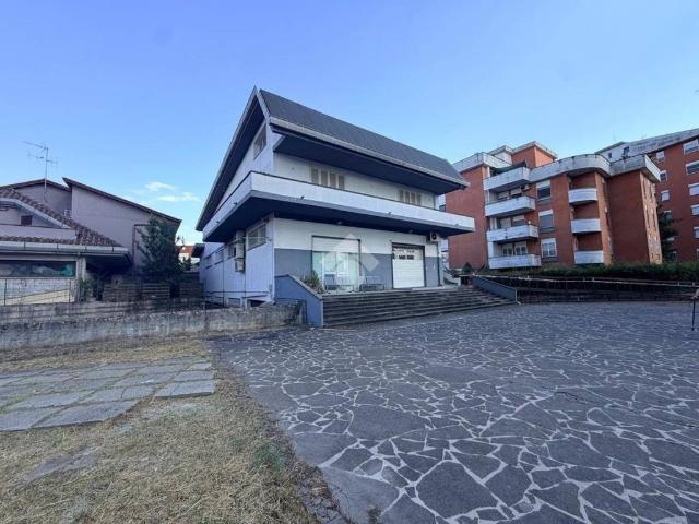 Locale Commerciale in affitto a Frosinone, Lazio