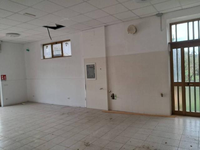Locale Commerciale in affitto a Frosinone, Lazio