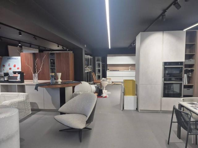 Locale Commerciale in affitto a Frosinone, Lazio