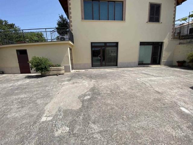 Locale Commerciale in affitto a Cavoni, Frosinone