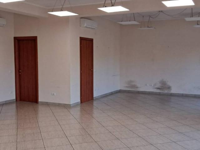 Locale Commerciale in affitto a Frosinone, Lazio