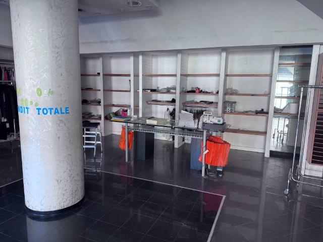 Locale Commerciale in affitto a Frosinone, Lazio
