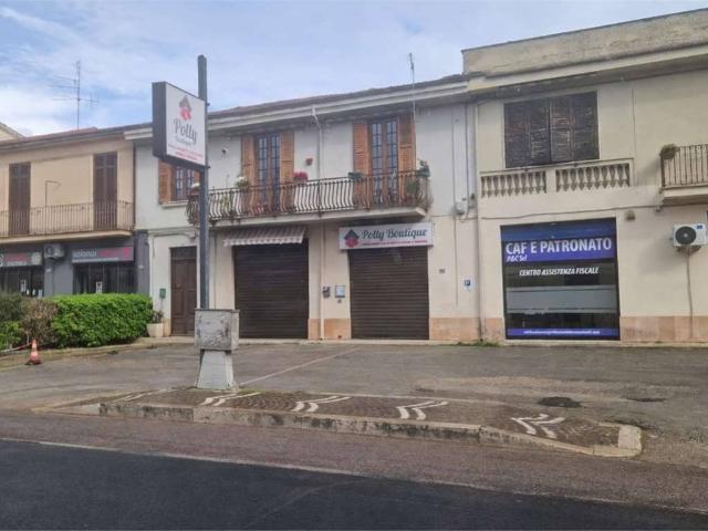 Locale Commerciale in affitto a Frosinone, Lazio
