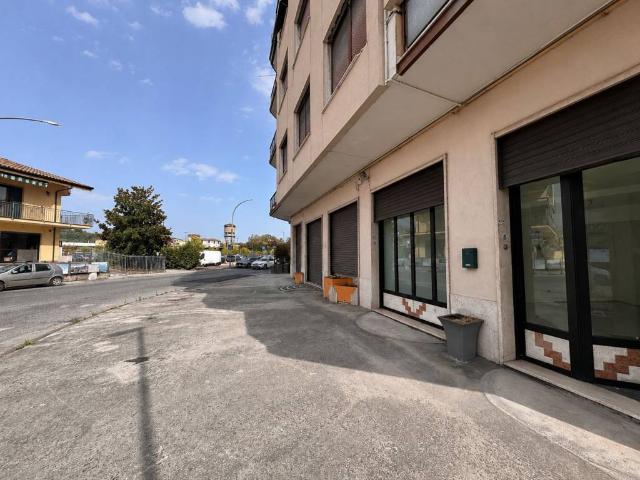 Locale Commerciale in affitto a Frosinone, Lazio